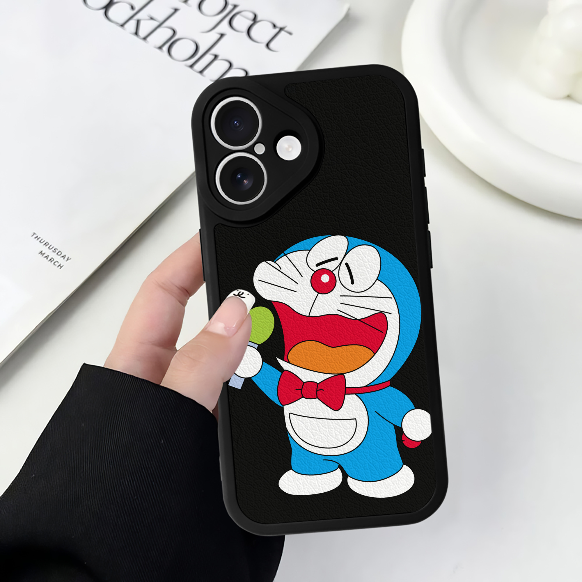 （画像用） ドラえもん Doraemon 【iPhone 16シリーズ対応】シリコンスマホケース（レザー調） 材質：シリコン